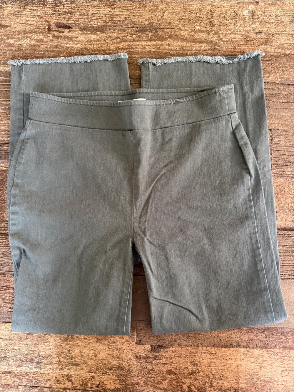 Made and Loved LOFT Green Pull-On Style Frayed Hem Crops Size 2